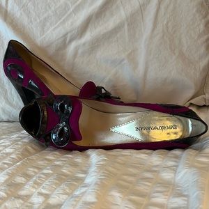 Pin up style Emporio Armani open-toe pumps!